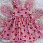 Vestido Infantil Rosa con Estampado de Fresas para Niña