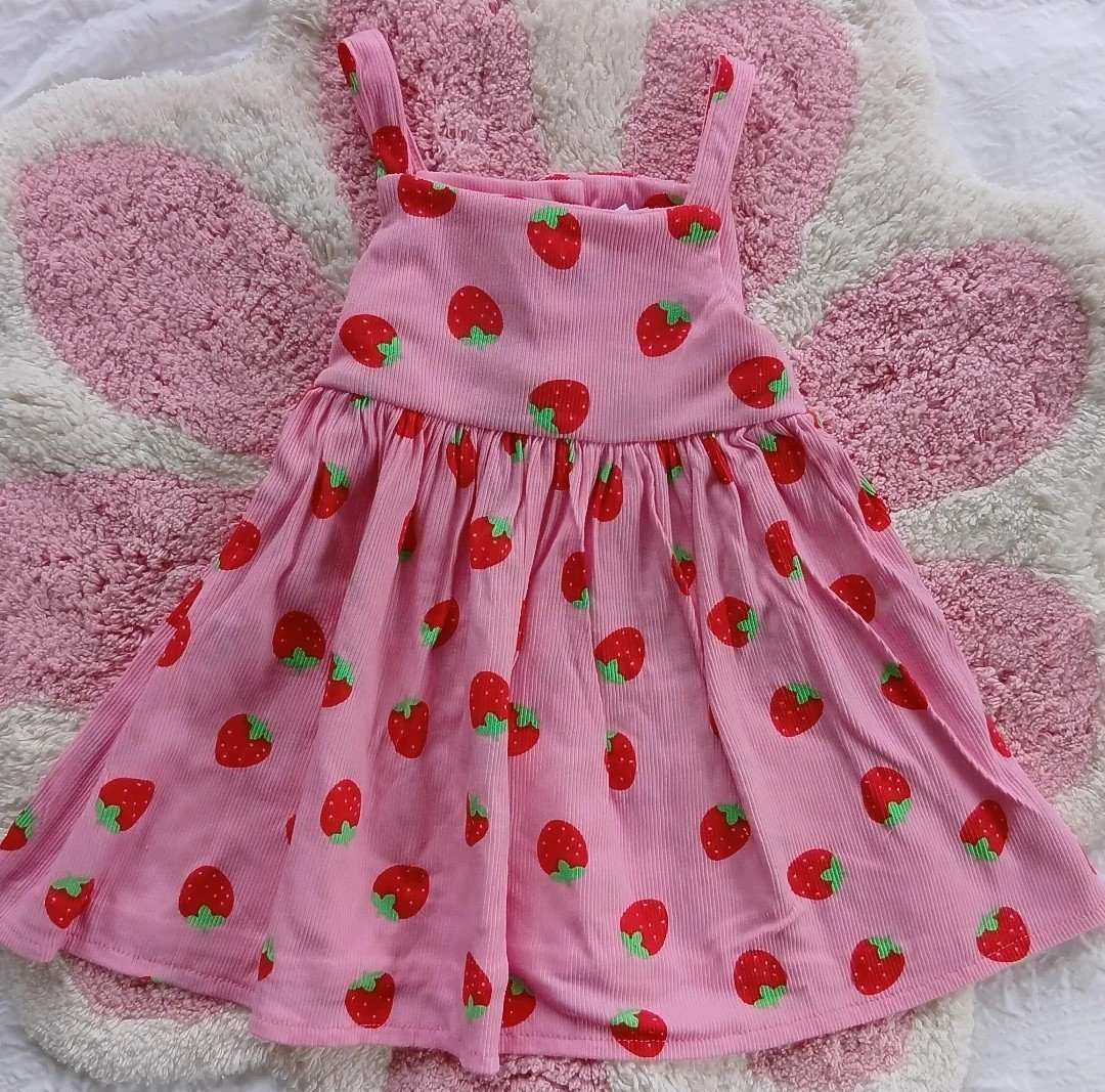 Vestido Infantil Rosa con Estampado de Fresas para Niña