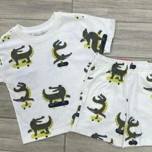 Conjunto de Verano para Niño con Estampado de Cocodrilos en Patineta – Camiseta y Short - Talla 18 mese y 3 años
