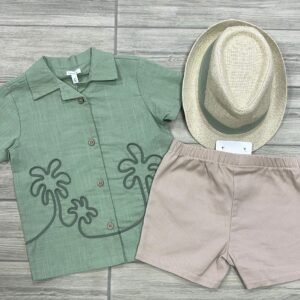 Conjunto Elegante para Niño de 2 Piezas con Camisa Verde Bordada de Palmeras y Short Beige - Talla 2