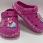 Sandalias Crocs Infantiles Fucsia con Dijes Decorativos y Correa Ajustable - Talla 7