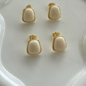 Aritos Cuadrados Minimalistas Beige en Acero de Alta Calidad | Elegancia para Todo Día