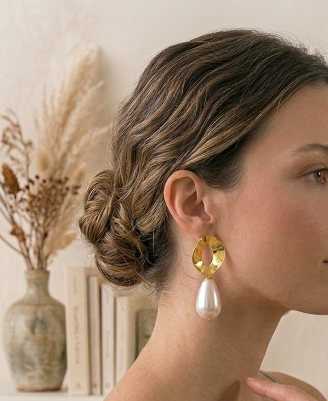 Aretes Elegancia Perla Gota Dorada para Dama Aretes Elegancia Perla Gota Dorada para Dama