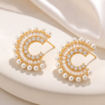 Aritos en Forma de C con Perlas y Brillantes | Elegancia y Glamour para Mujer